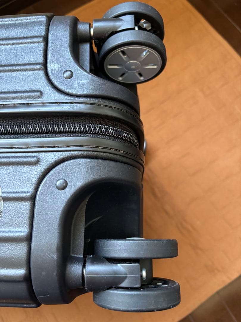 RIMOWAリモワサルサ　61L マットブラック4輪