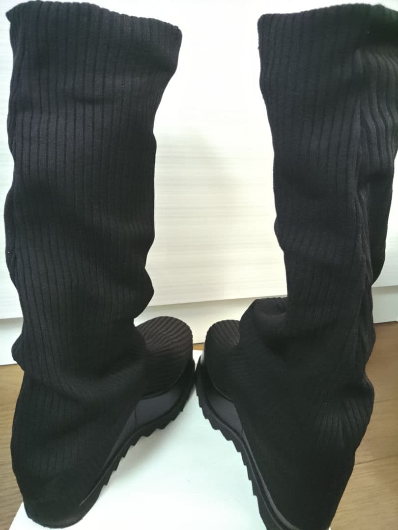 MURUAの黒のルージーソックブーツ