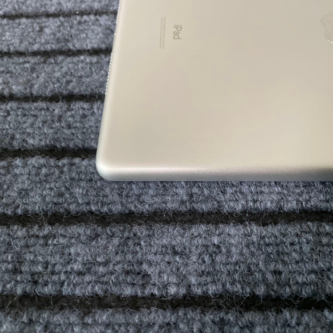 16 iPad 7世代 128GB SIMフリー シルバー