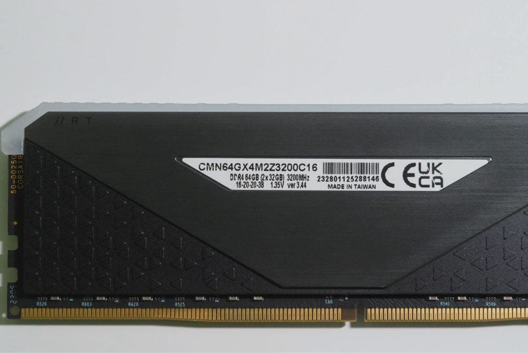メモリー VENGEANCE RGB RT 64GB DDR4 3200MHz