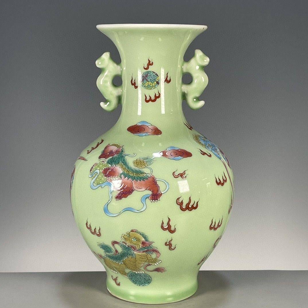 豆青釉麒麟紋の両耳賞瓶 景徳鎮 陶磁器 装飾品 現代工芸品 美術品 置物