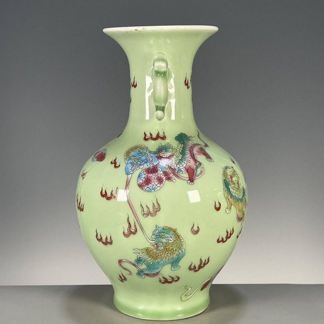 豆青釉麒麟紋の両耳賞瓶 景徳鎮 陶磁器 装飾品 現代工芸品 美術品 置物