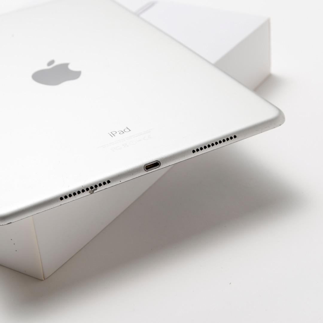 iPad Pro 9.7インチ 32GB Wi-Fiモデルおまけ付き　A1673