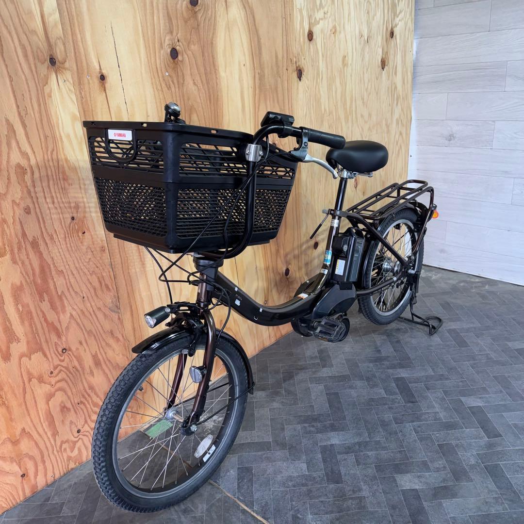 黒い電動アシスト自転車 前面バスケット付きバッテリー12.3ah