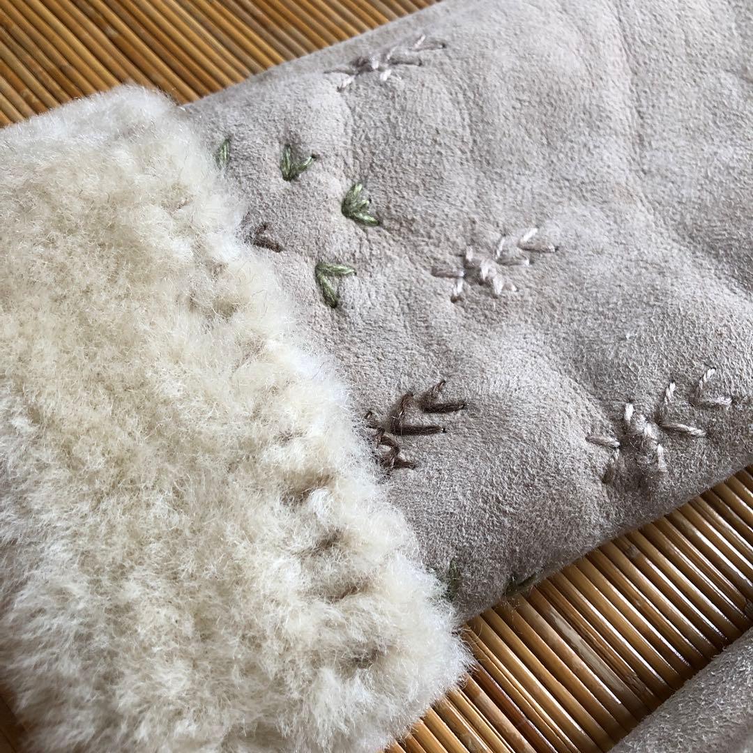 刺繍がアクセントのムートンコート