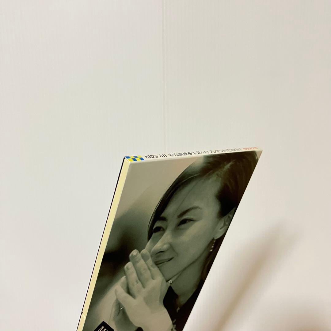 E-壁中山美穂 8cmシングル 2枚組 特殊ジャケット仕様 ひと夏のラブレター