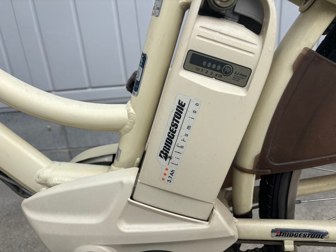 ブリヂストンSTILA 電動アシスト自転車 クリーム色 前カゴ付き
