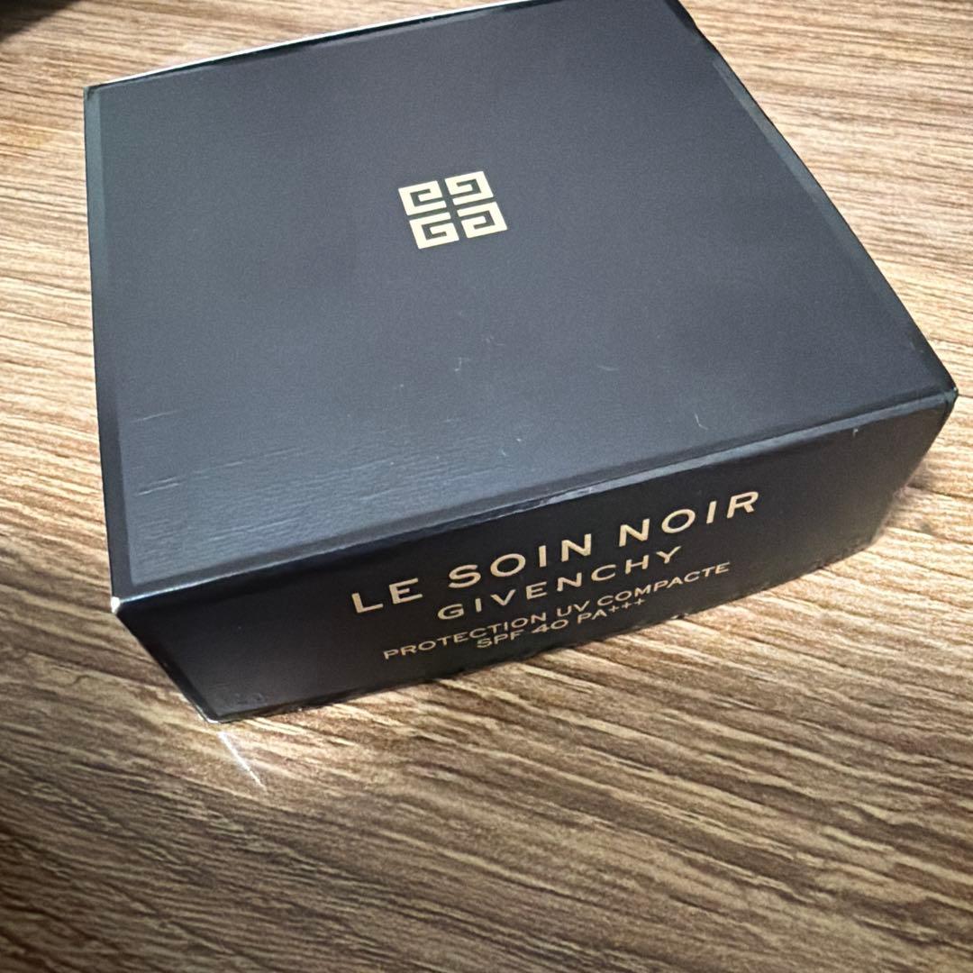 セール中！ジバンシイ LE SOIN NOIR UVコンパクト　サンプル付き